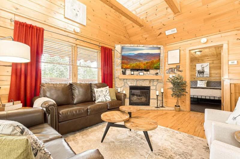 Movie Theater Hot Tub View Mountain Escape Villa Gatlinburg Exterior foto