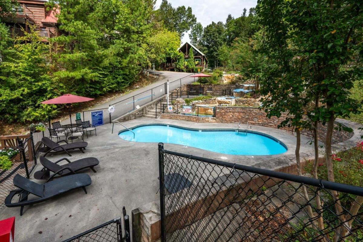 Movie Theater Hot Tub View Mountain Escape Villa Gatlinburg Exterior foto