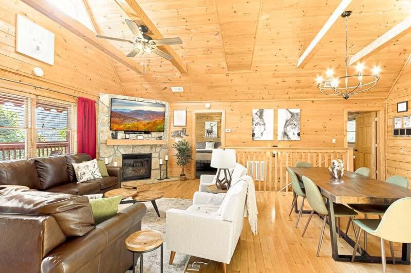 Movie Theater Hot Tub View Mountain Escape Villa Gatlinburg Exterior foto